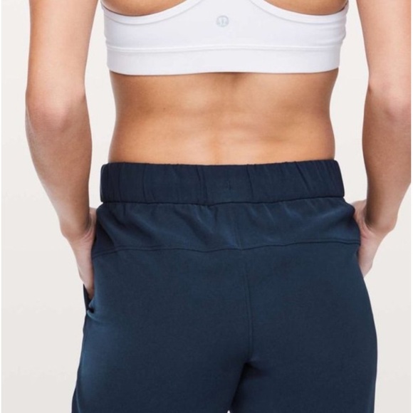 Lululemon On The Fly Crop *Woven 23" True Navy  - size 4 - Picture 4 of 10